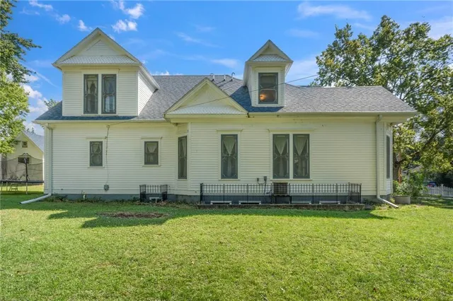 $379,900 | 110 West Elm Street, King City, MO 64463