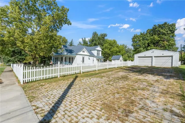 $379,900 | 110 West Elm Street, King City, MO 64463