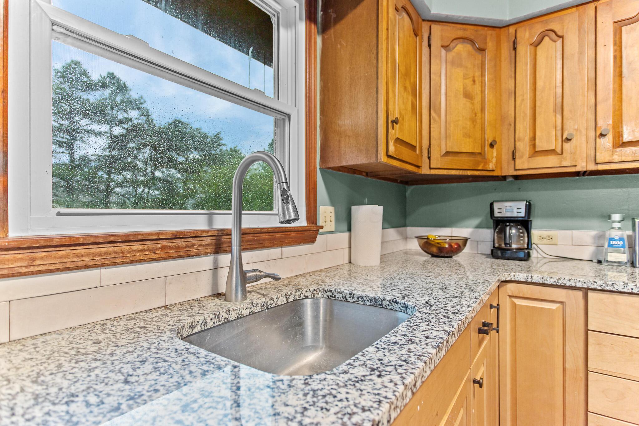 18544 Boerger Road Marysville, OH 43040 - Photo 11 of 39 Boerger kitchen granite and ceramic back