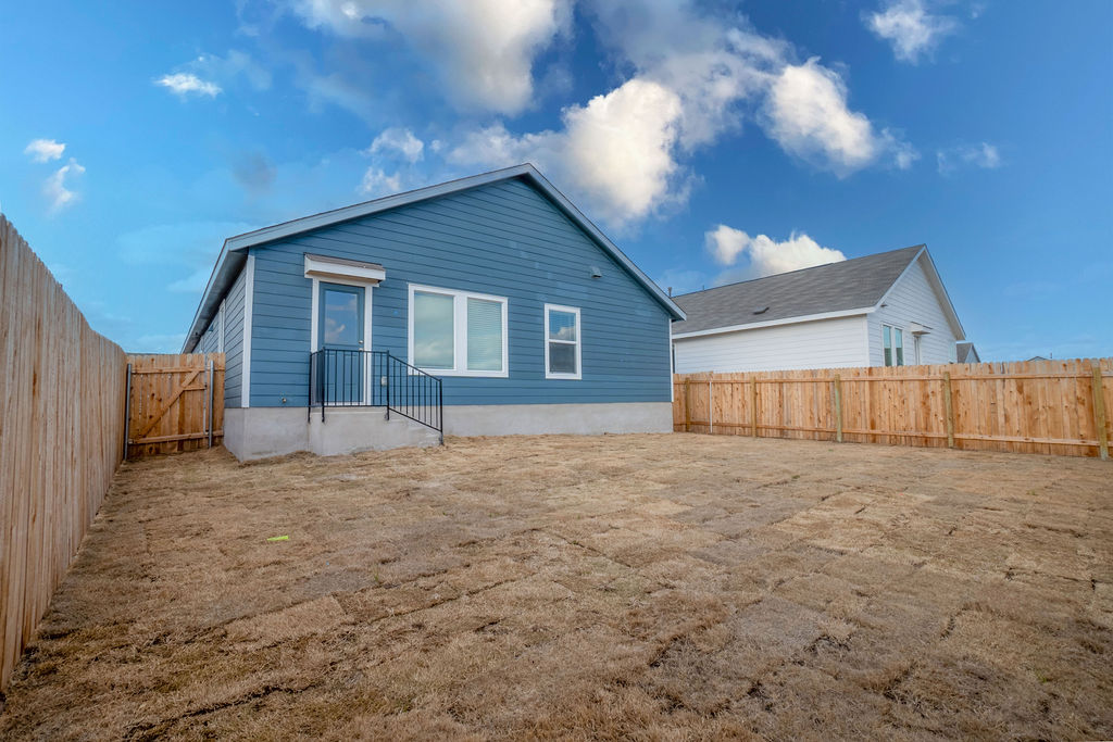 216 Little Sparklers Loop Hutto, TX 78634 - Photo 4 of 39 a big room with closet and a large window