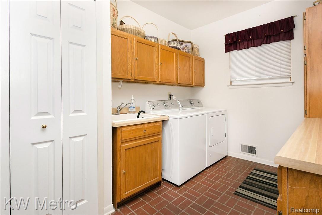 848 Croydon Road Rochester, MI 48309 - Photo 16 of 34 Laundry/Mud room.