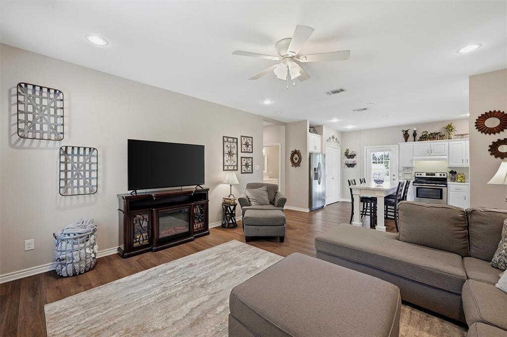 15656 South State Highway 78 Blue Ridge, TX 75424 - Photo 12 of 36 a living room with furniture and a flat screen tv