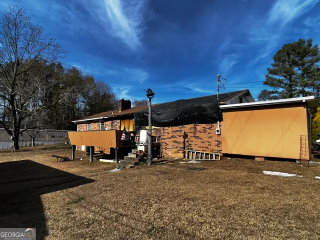 a view of a backyard