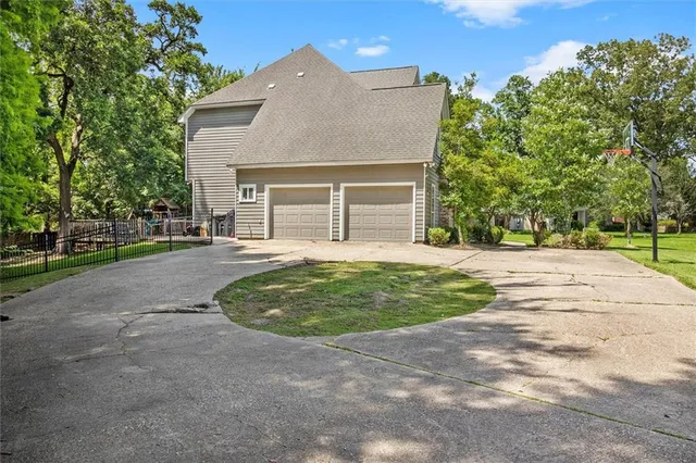 $650,000 | 647 Highland Oaks Drive, Baton Rouge, LA 70810