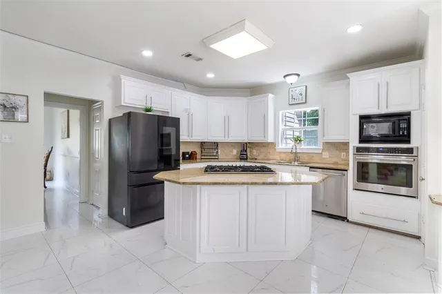 $650,000 | 647 Highland Oaks Drive, Baton Rouge, LA 70810