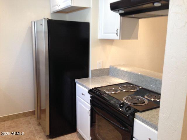 3119 North 38th Street, Unit 10 Phoenix, AZ 85018 - Photo 3 of 20 a kitchen with a stove and a refrigerator