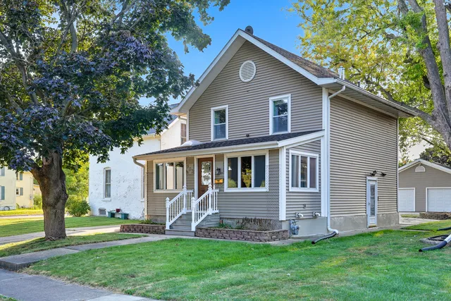 $152,000 | 903 7th Avenue, Sterling, IL 61081