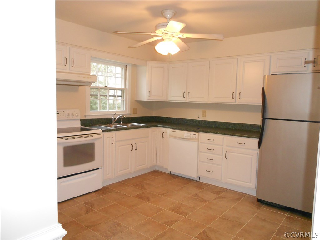 11019 Rockledge Road Richmond, VA 23235 - Photo 11 of 36 a kitchen with granite countertop white cabinets and white appliances