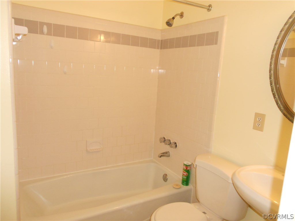 11019 Rockledge Road Richmond, VA 23235 - Photo 31 of 36 a bathroom with a toilet and a bathtub