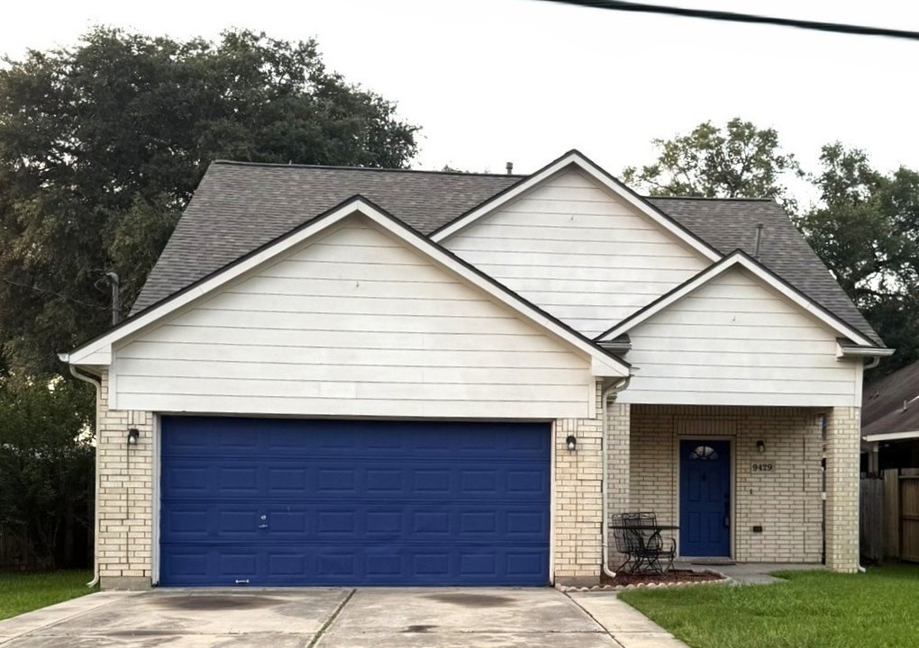 9429 Lambright Road Houston, TX 77075 - Photo 1 of 40 This home is a TARDIS; seemingly small on the outside but vast inside.