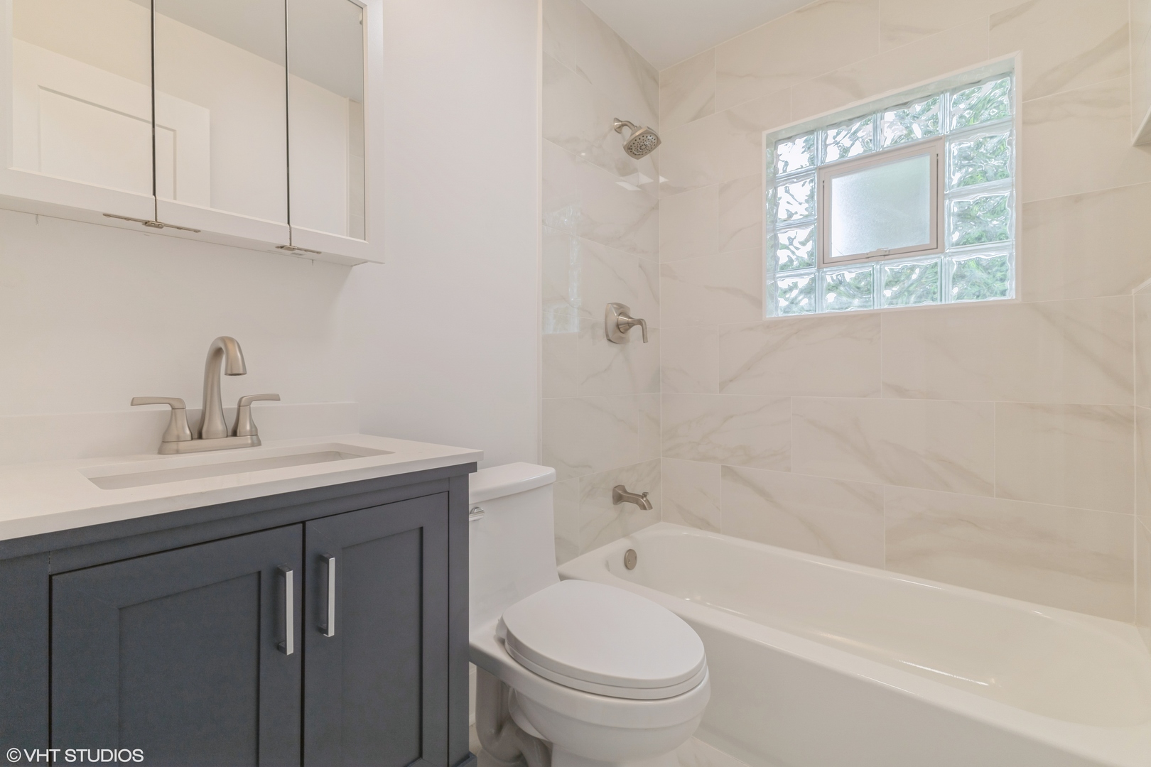 14727 East Riverside Drive South Holland, IL 60473 - Photo 6 of 12 a bathroom with a sink a toilet and bathtub