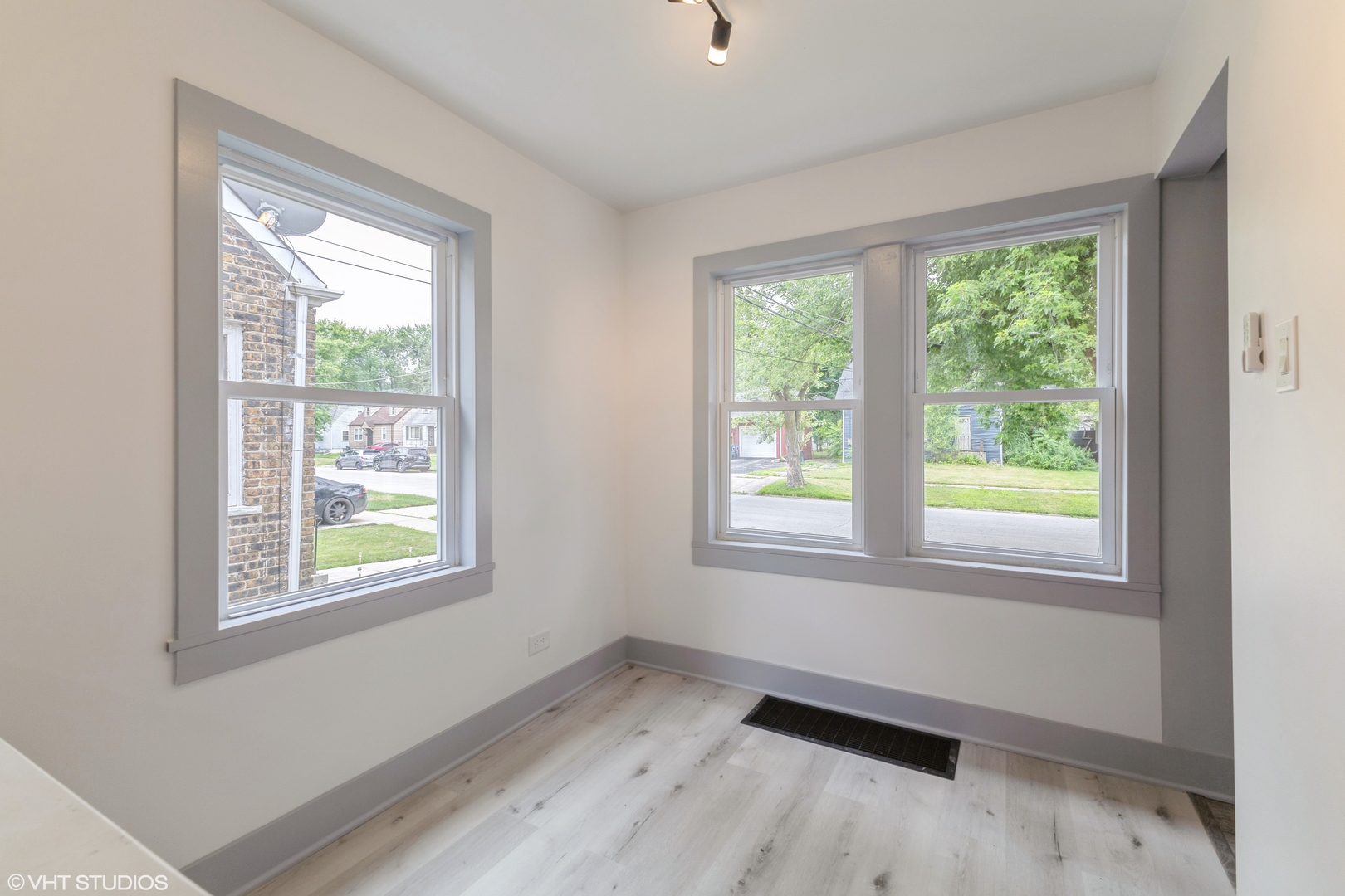 14727 East Riverside Drive South Holland, IL 60473 - Photo 8 of 12 a view of an empty room with a window