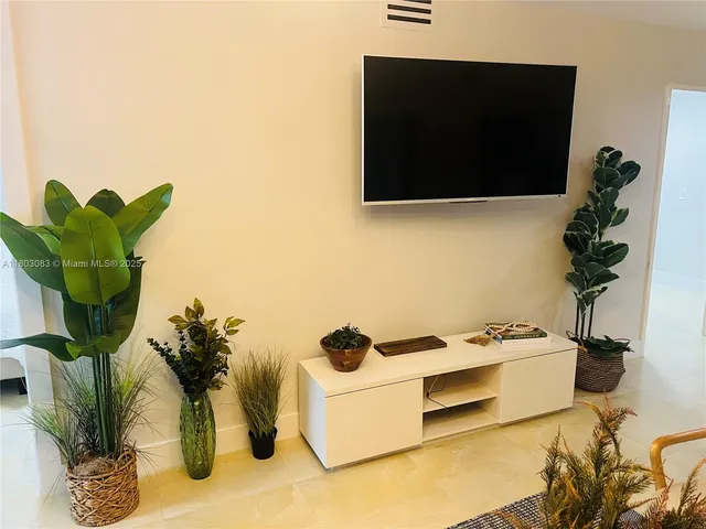 $550,000 | 5225 Collins Avenue, Unit 914, Miami Beach, FL 33140