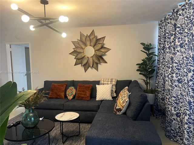 $550,000 | 5225 Collins Avenue, Unit 914, Miami Beach, FL 33140