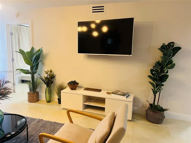 $550,000 | 5225 Collins Avenue, Unit 914, Miami Beach, FL 33140