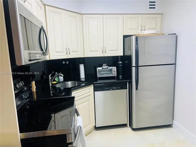 $550,000 | 5225 Collins Avenue, Unit 914, Miami Beach, FL 33140