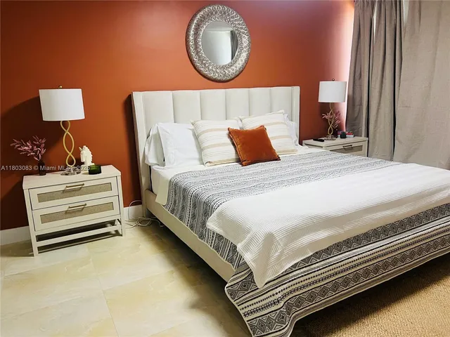 $550,000 | 5225 Collins Avenue, Unit 914, Miami Beach, FL 33140