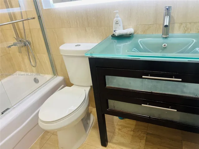 $550,000 | 5225 Collins Avenue, Unit 914, Miami Beach, FL 33140