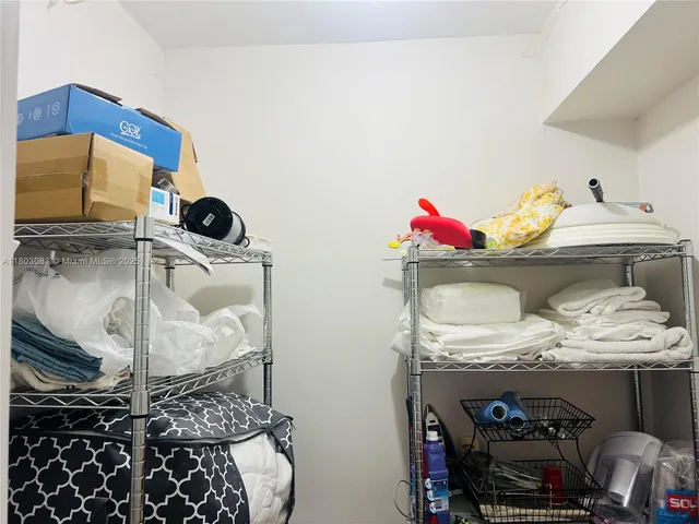 $550,000 | 5225 Collins Avenue, Unit 914, Miami Beach, FL 33140