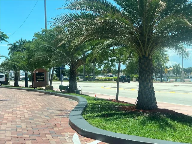 $550,000 | 5225 Collins Avenue, Unit 914, Miami Beach, FL 33140