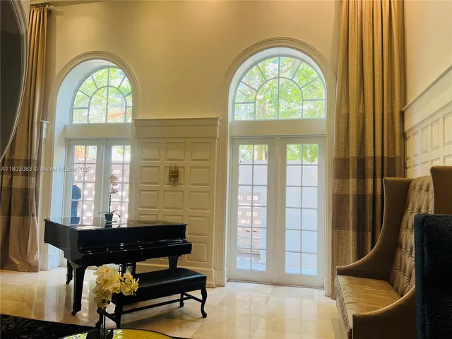 $550,000 | 5225 Collins Avenue, Unit 914, Miami Beach, FL 33140