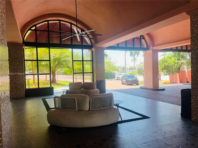 $550,000 | 5225 Collins Avenue, Unit 914, Miami Beach, FL 33140