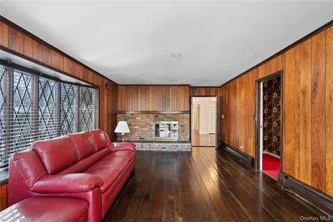 $1,595,000 | 15 Springwood Path, Syosset, NY 11791