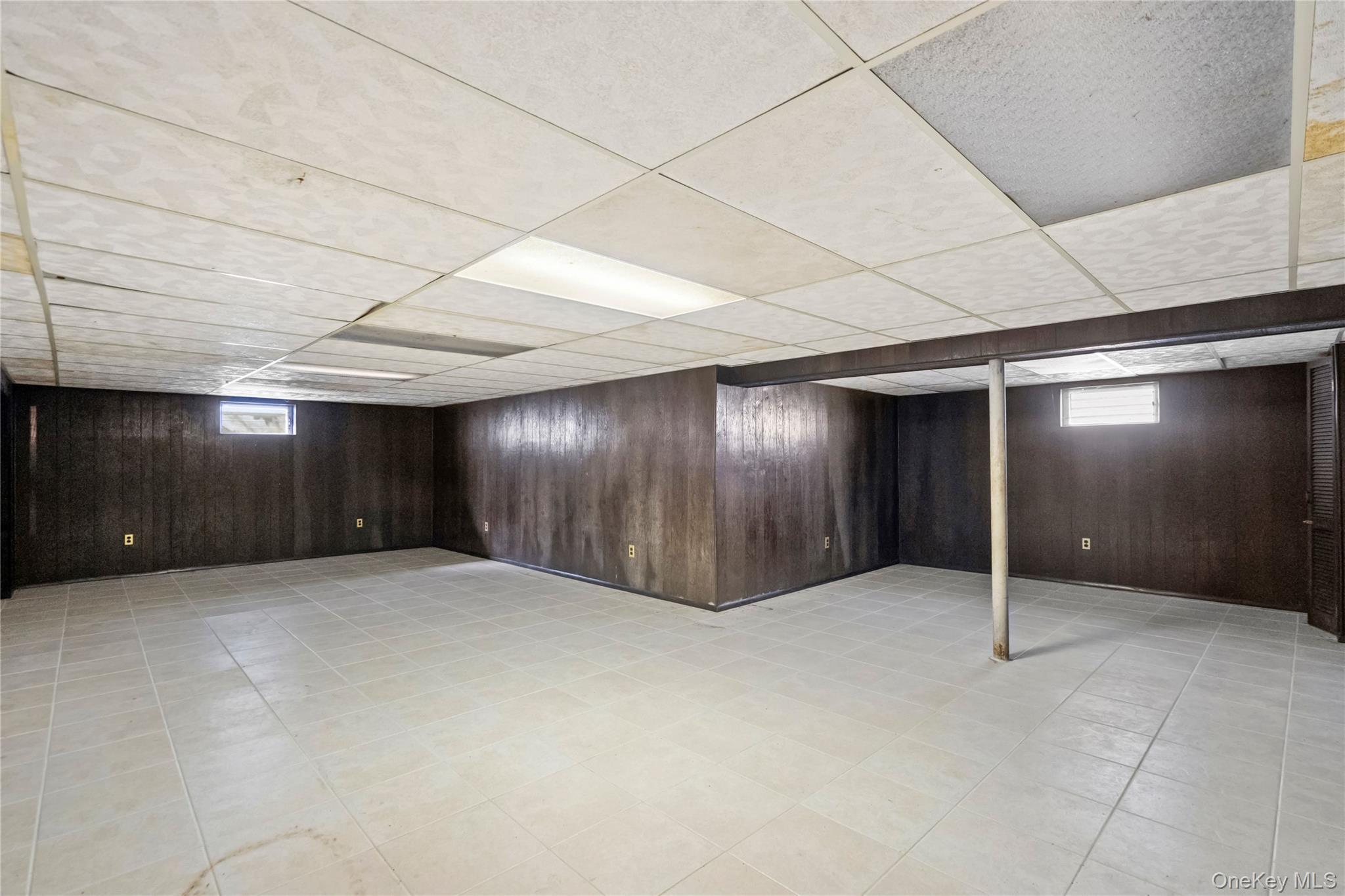 15 Springwood Path Syosset, NY 11791 - Photo 25 of 32 HUGE room 2nd floor