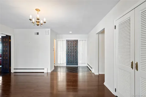 $1,595,000 | 15 Springwood Path, Syosset, NY 11791