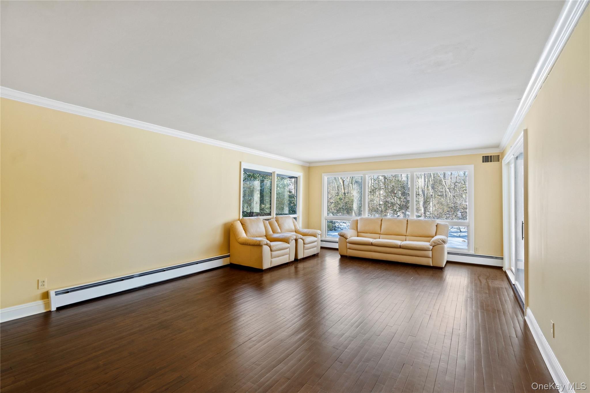 15 Springwood Path Syosset, NY 11791 - Photo 7 of 32 Amazing Living Room!