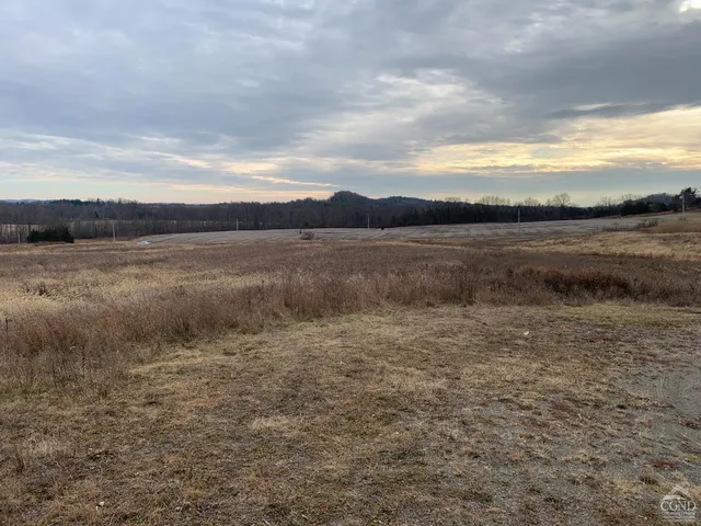 a view of a parking area