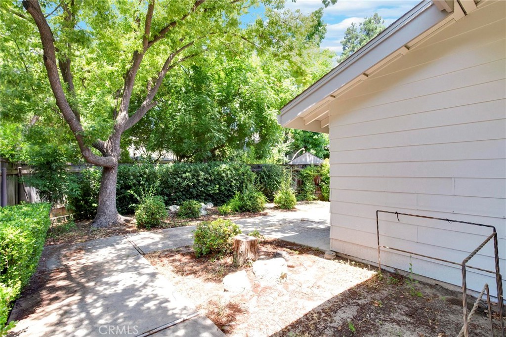 3350 M Street, Unit 24 Merced, CA 95348 - Photo 35 of 38 a backyard of a house with lots of green space