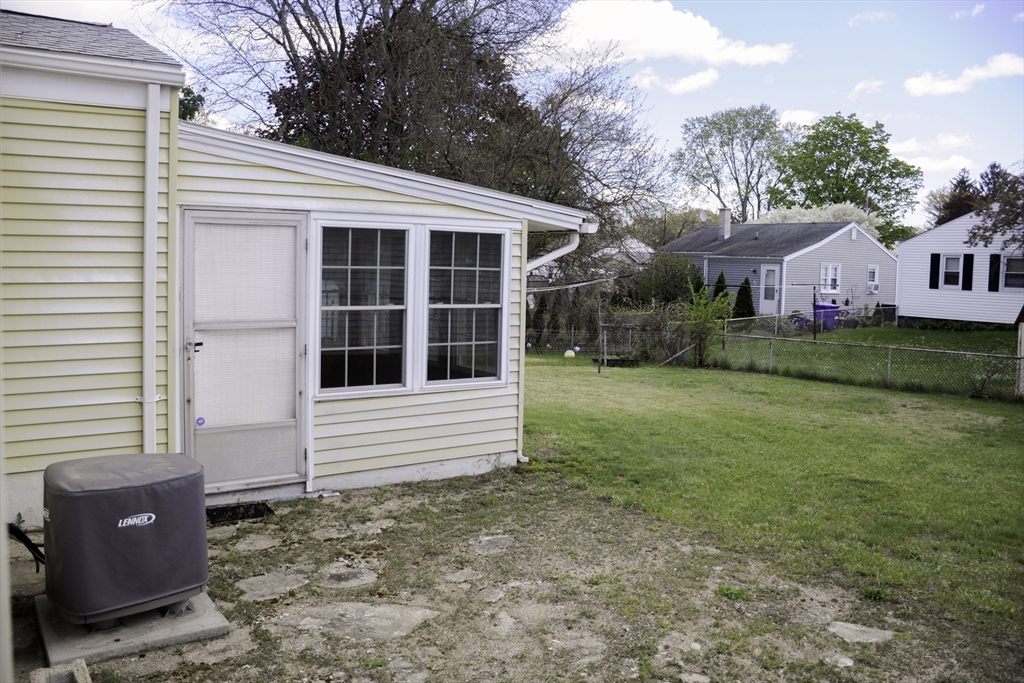 17 Mc Bride Street Springfield, MA 01104 - Photo 9 of 32
