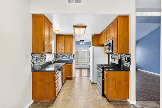 $385,000 | 208 Shady Valley Court, Rio Linda, CA 95673