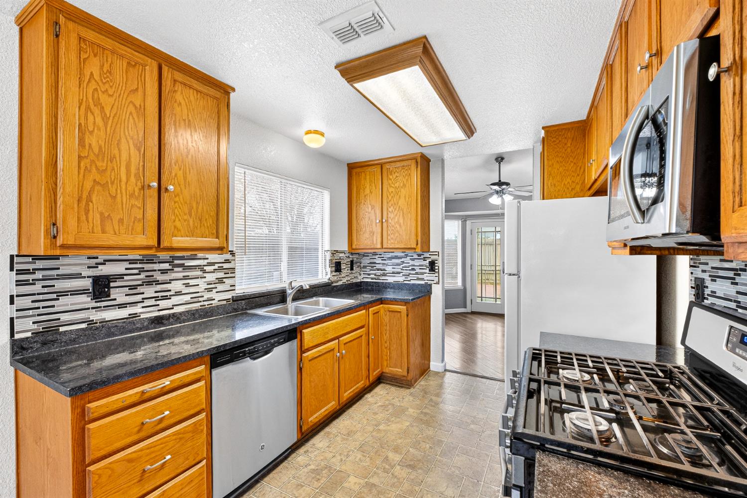 208 Shady Valley Court Rio Linda, CA 95673 - Photo 8 of 32