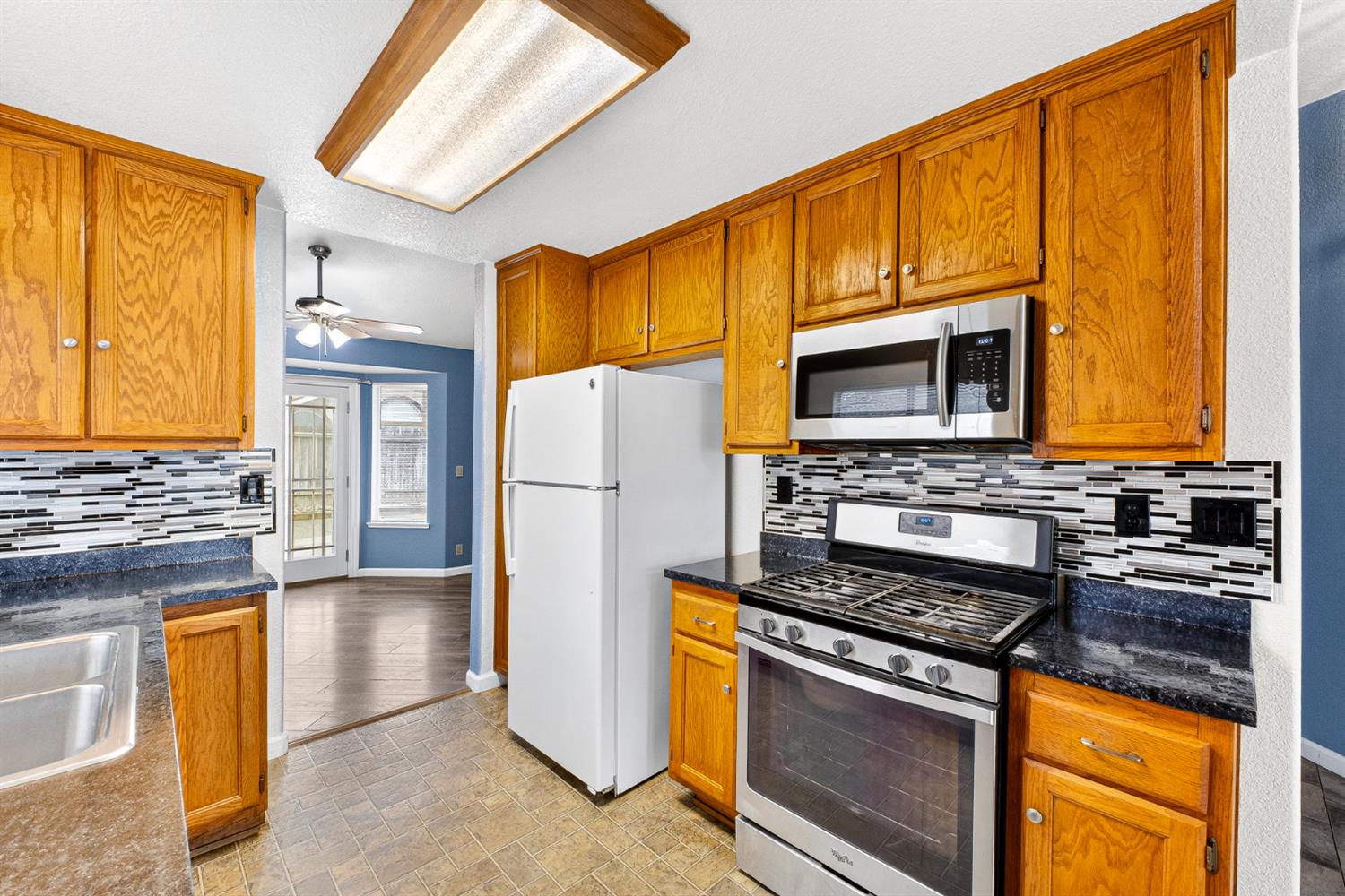 208 Shady Valley Court Rio Linda, CA 95673 - Photo 9 of 32