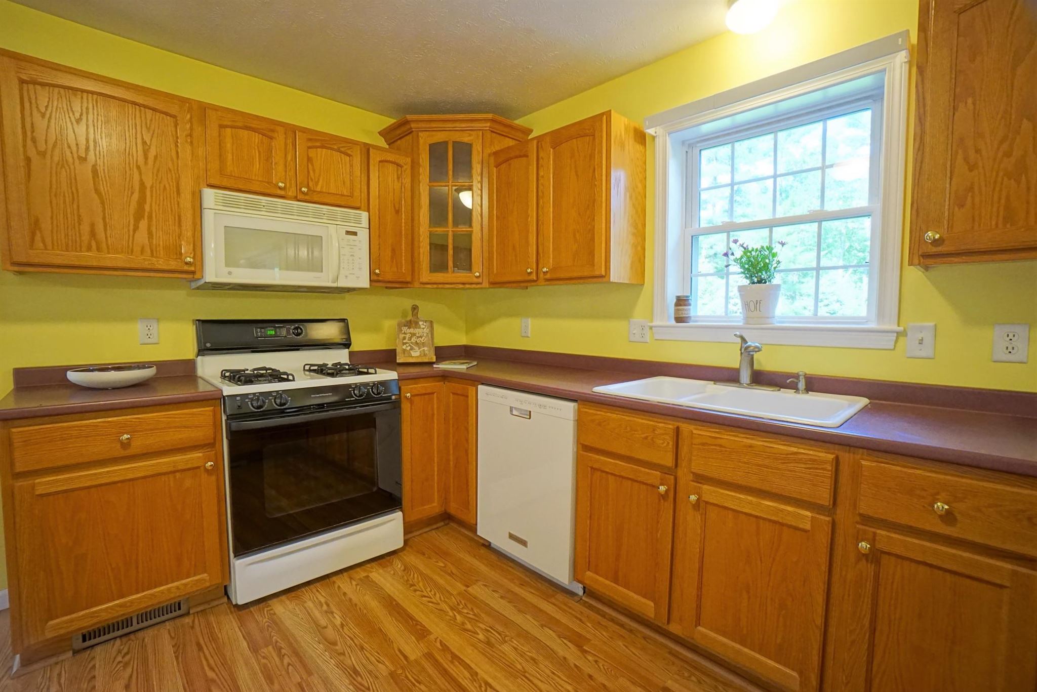 2 Augusta Way Litchfield, NH 03052 - Photo 7 of 40