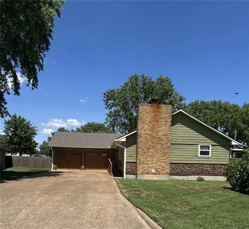 1205 West 14th Street Chanute, KS 66720 - Photo 4 of 59