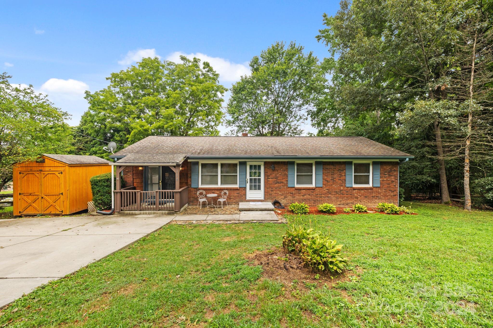 118 Loop Road Hendersonville, NC 28792 - Photo 1 of 26 Gallery Image 1
