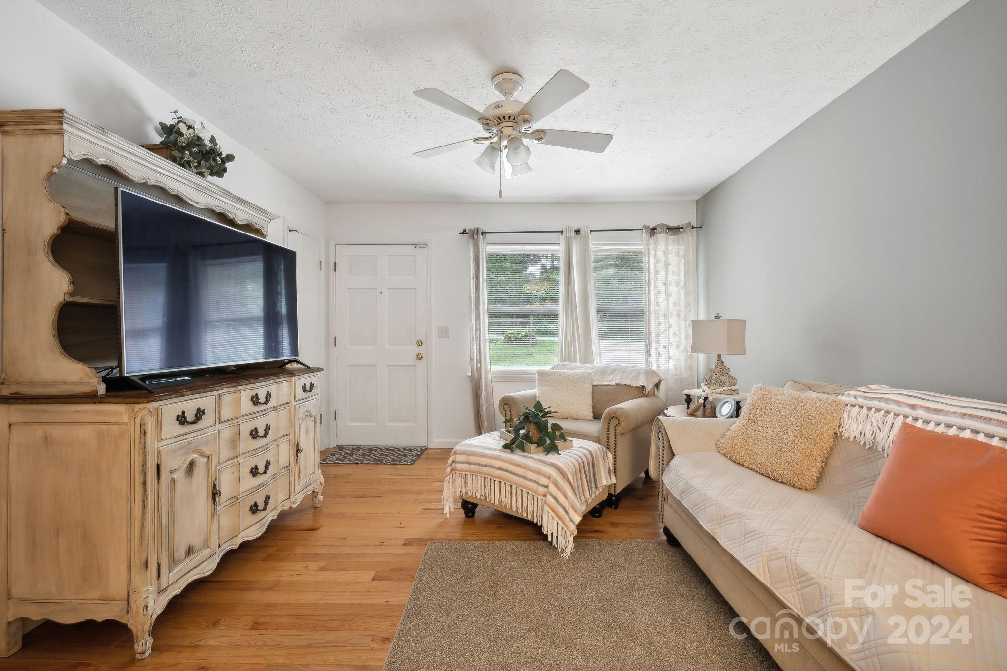 118 Loop Road Hendersonville, NC 28792 - Photo 11 of 26 Gallery Image 11