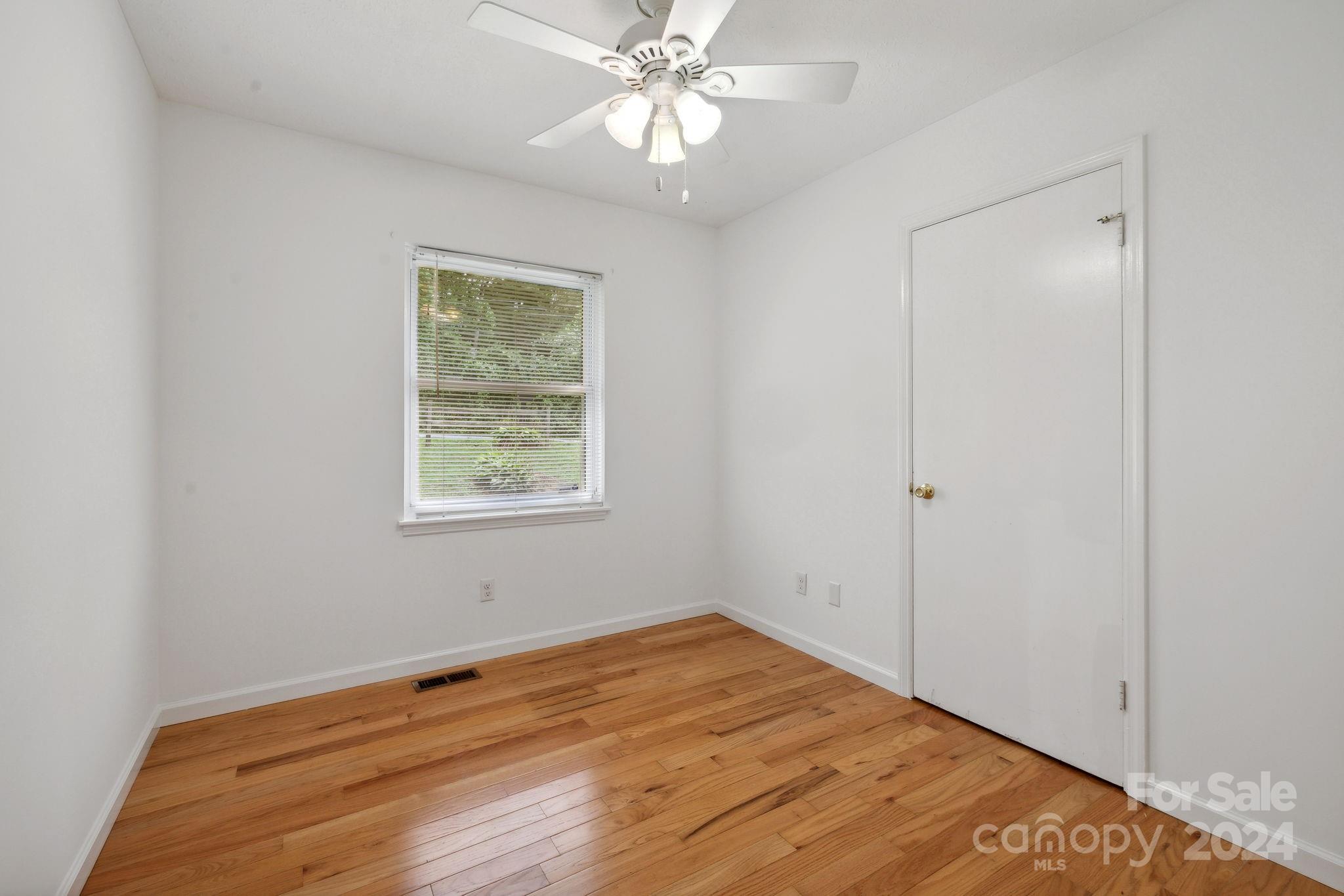 118 Loop Road Hendersonville, NC 28792 - Photo 17 of 26 Gallery Image 17
