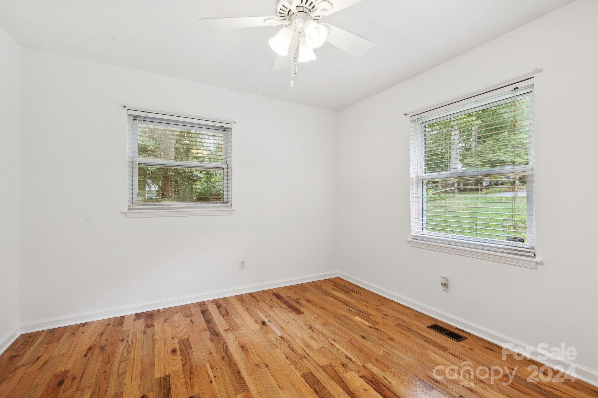 118 Loop Road Hendersonville, NC 28792 - Photo 20 of 26 Gallery Image 20