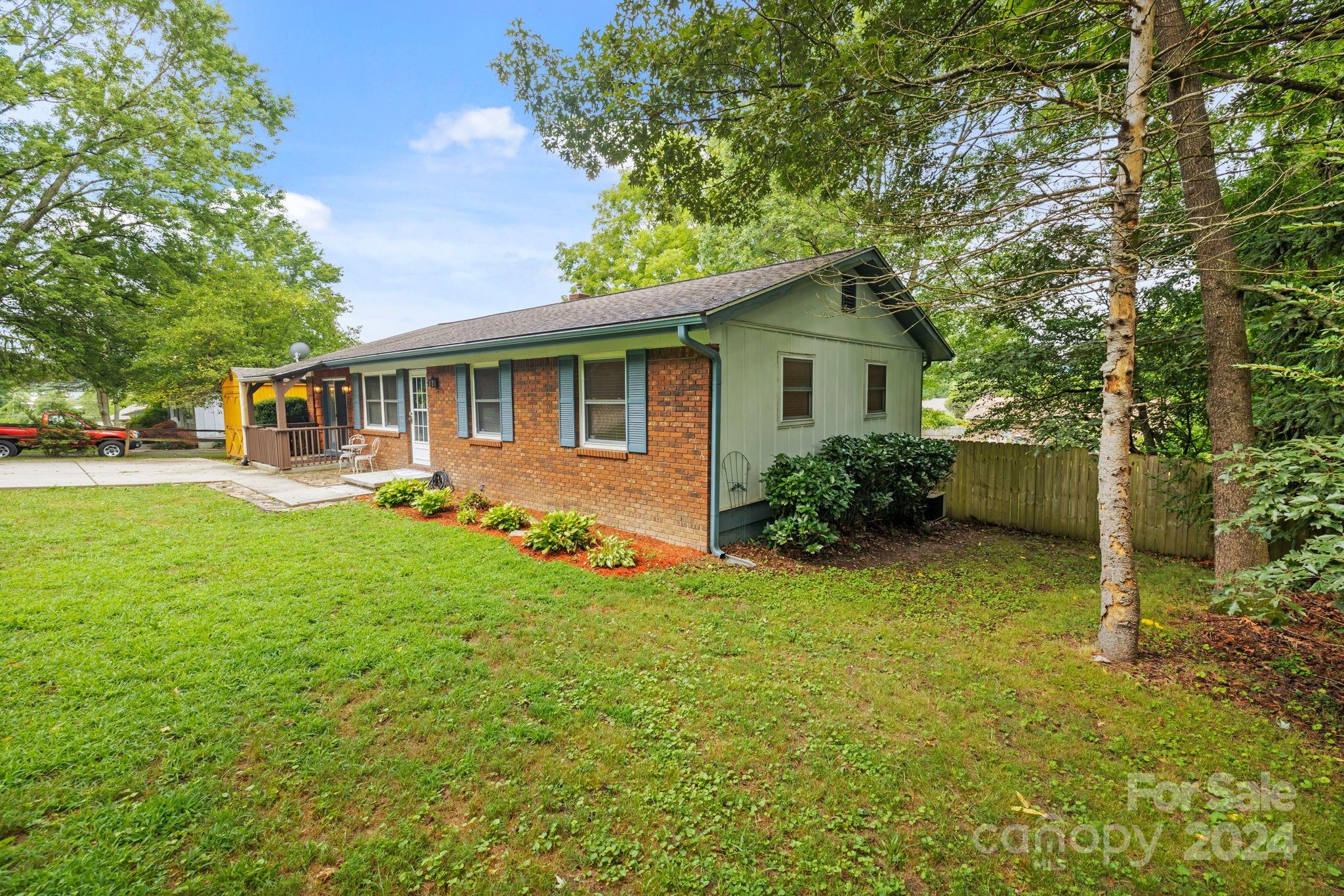 118 Loop Road Hendersonville, NC 28792 - Photo 3 of 26 Gallery Image 3