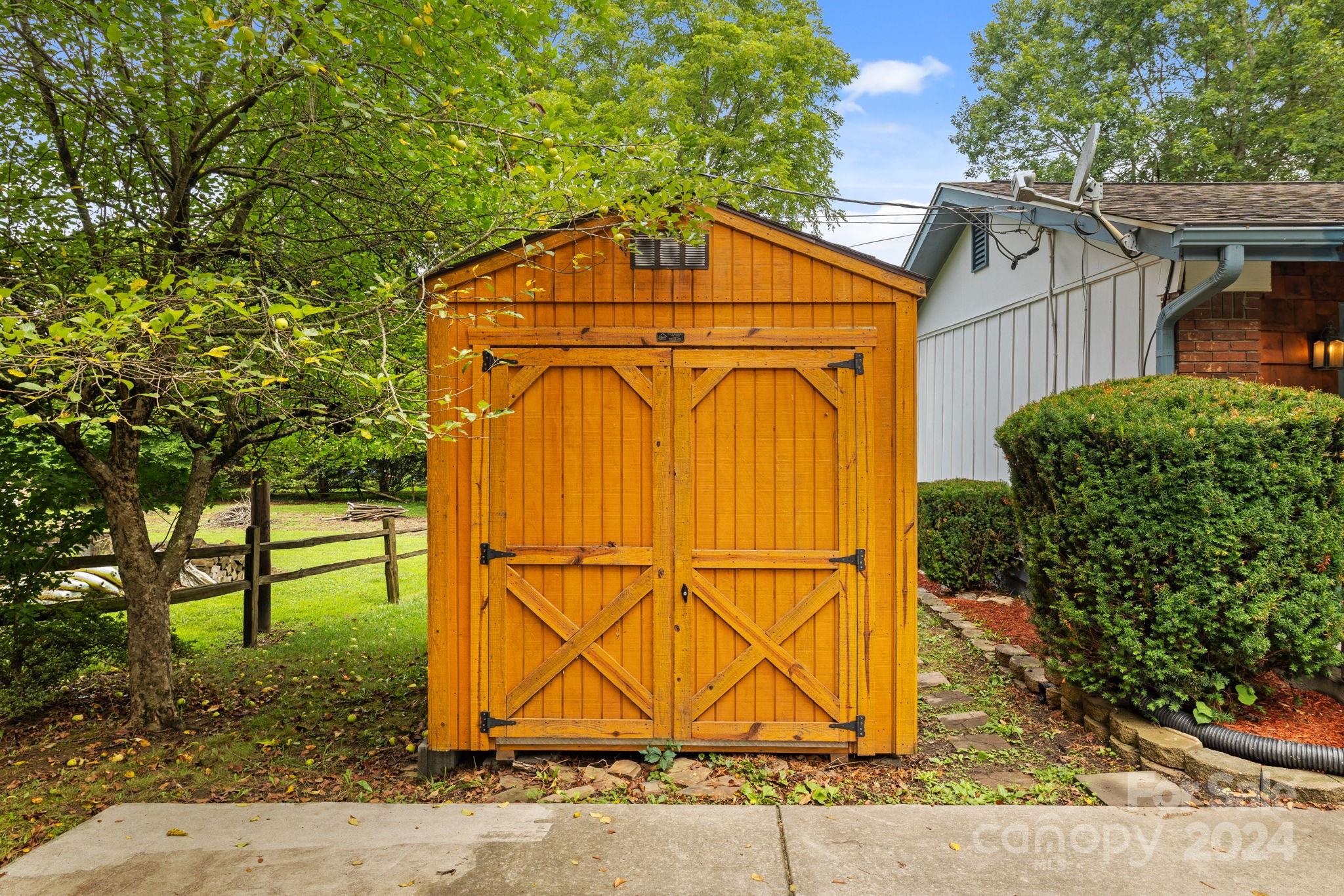 118 Loop Road Hendersonville, NC 28792 - Photo 4 of 26 Gallery Image 4