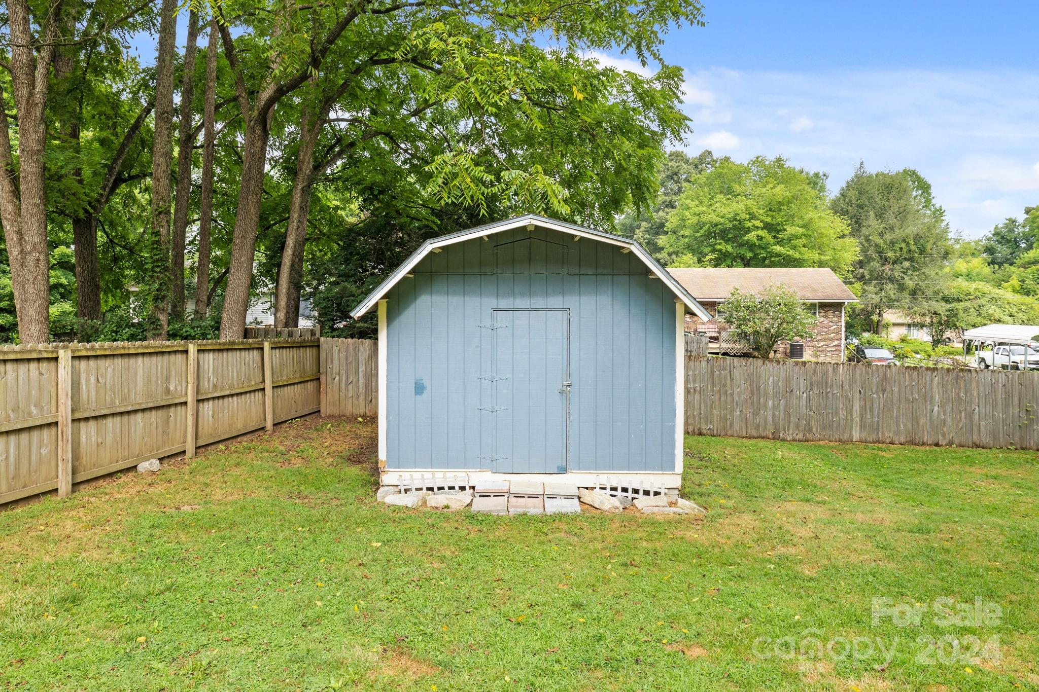118 Loop Road Hendersonville, NC 28792 - Photo 6 of 26 Gallery Image 6