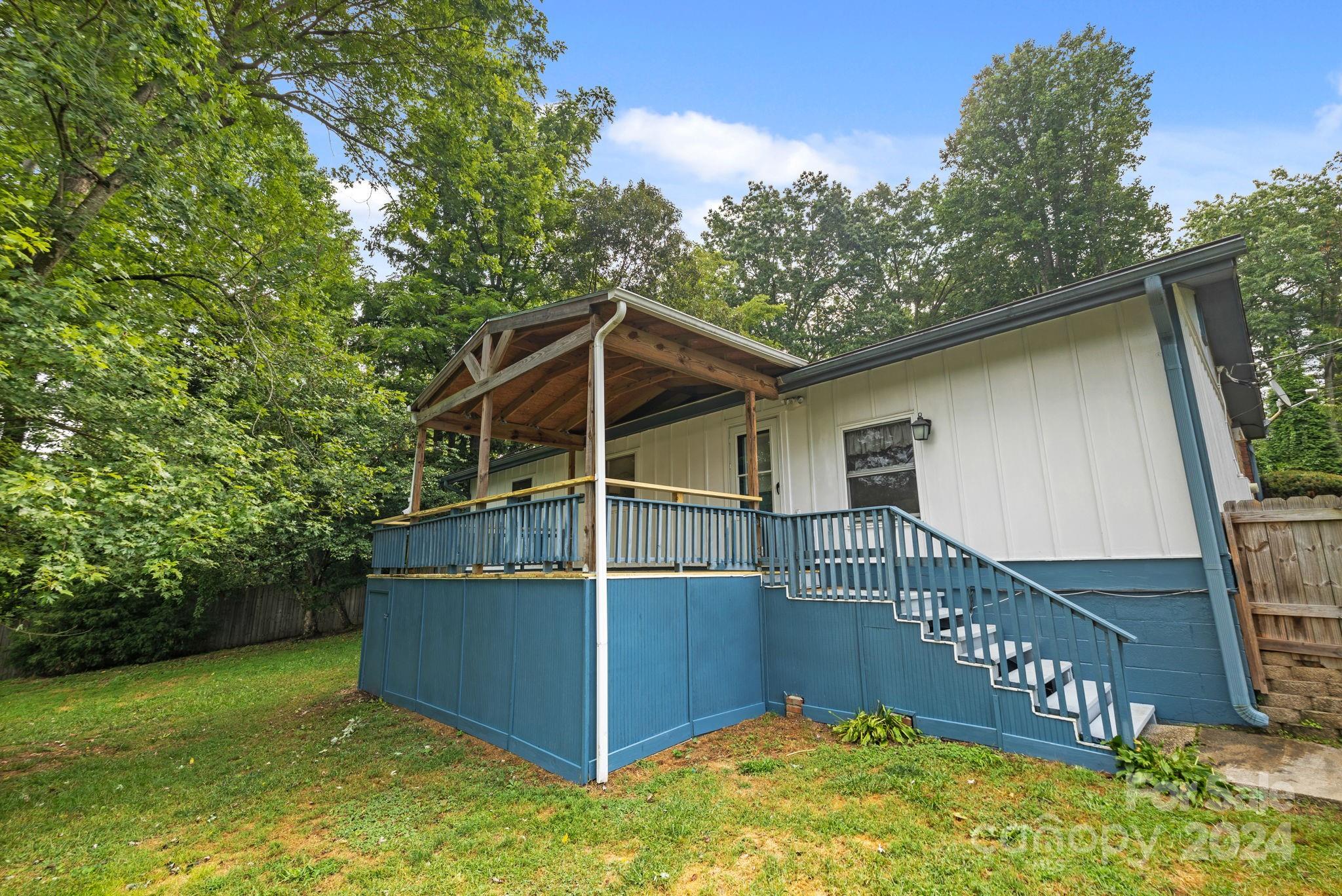 118 Loop Road Hendersonville, NC 28792 - Photo 7 of 26 Gallery Image 7