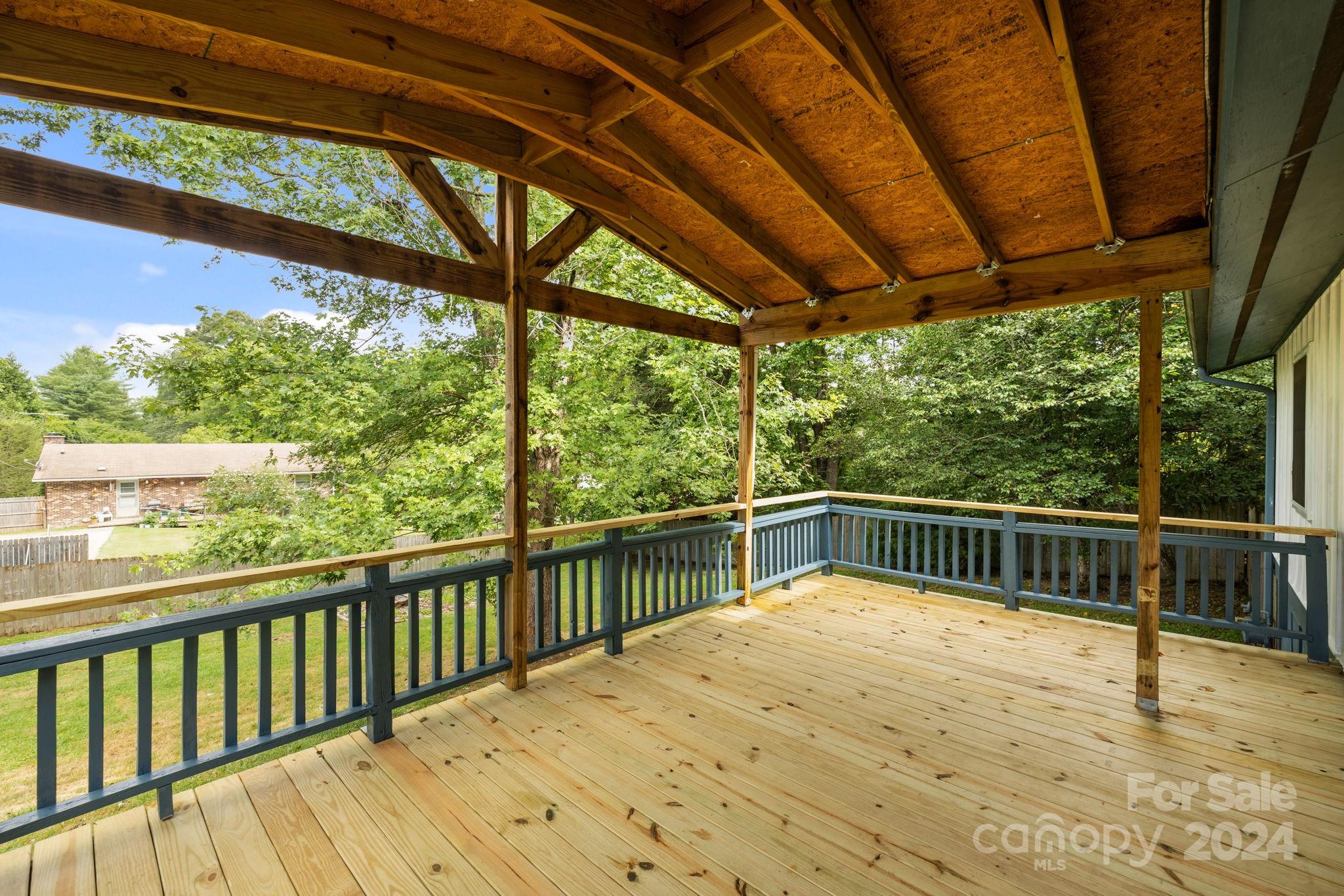 118 Loop Road Hendersonville, NC 28792 - Photo 8 of 26 Gallery Image 8
