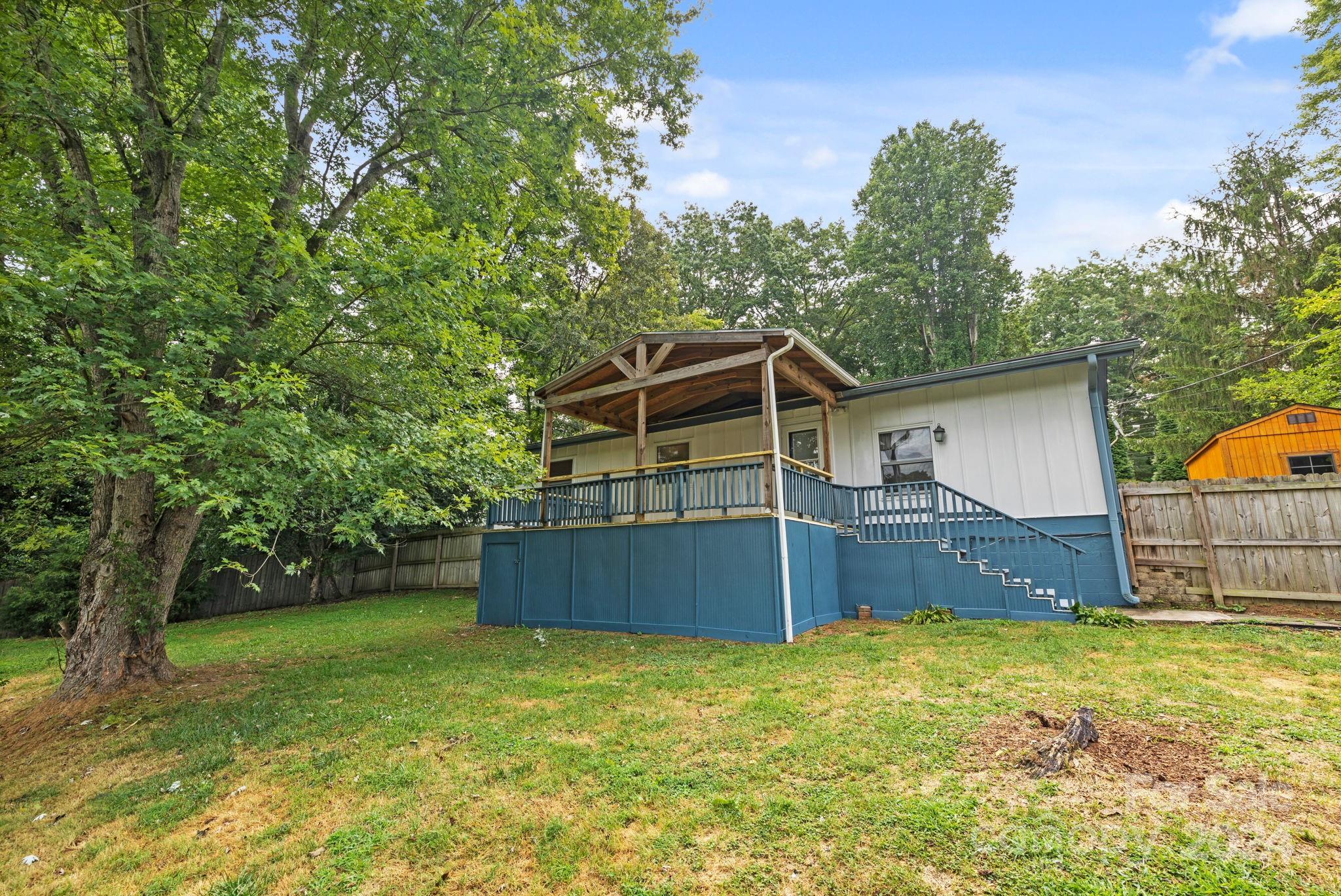118 Loop Road Hendersonville, NC 28792 - Photo 9 of 26 Gallery Image 9