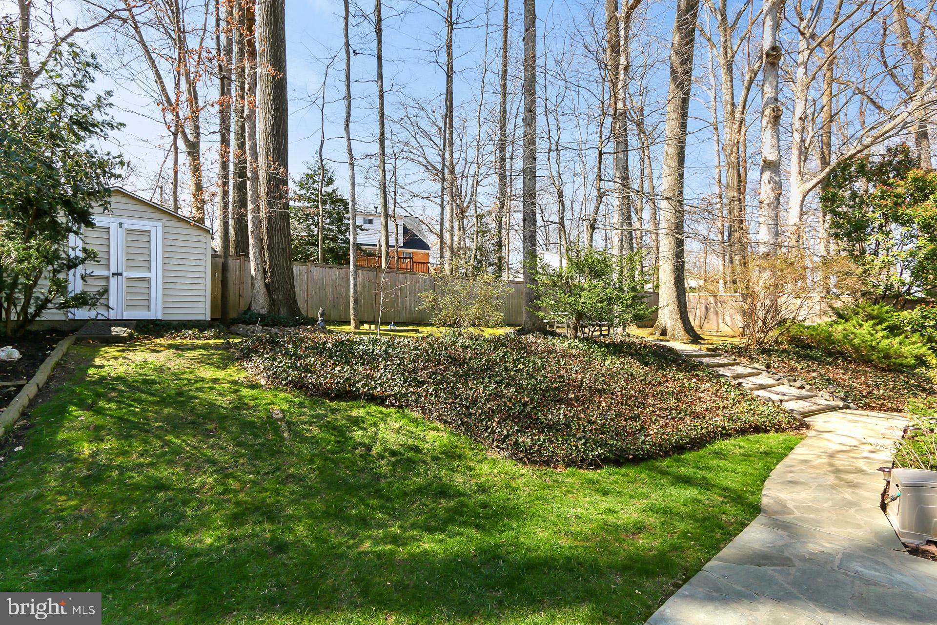 8920 Victoria Road Springfield, VA 22151 - Photo 38 of 49 Lush green lawn