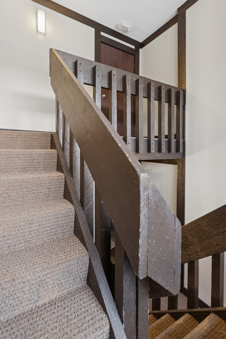 6185 Pinewood Court, Unit 202 Willowbrook, IL 60527 - Photo 18 of 20 a view of entryway